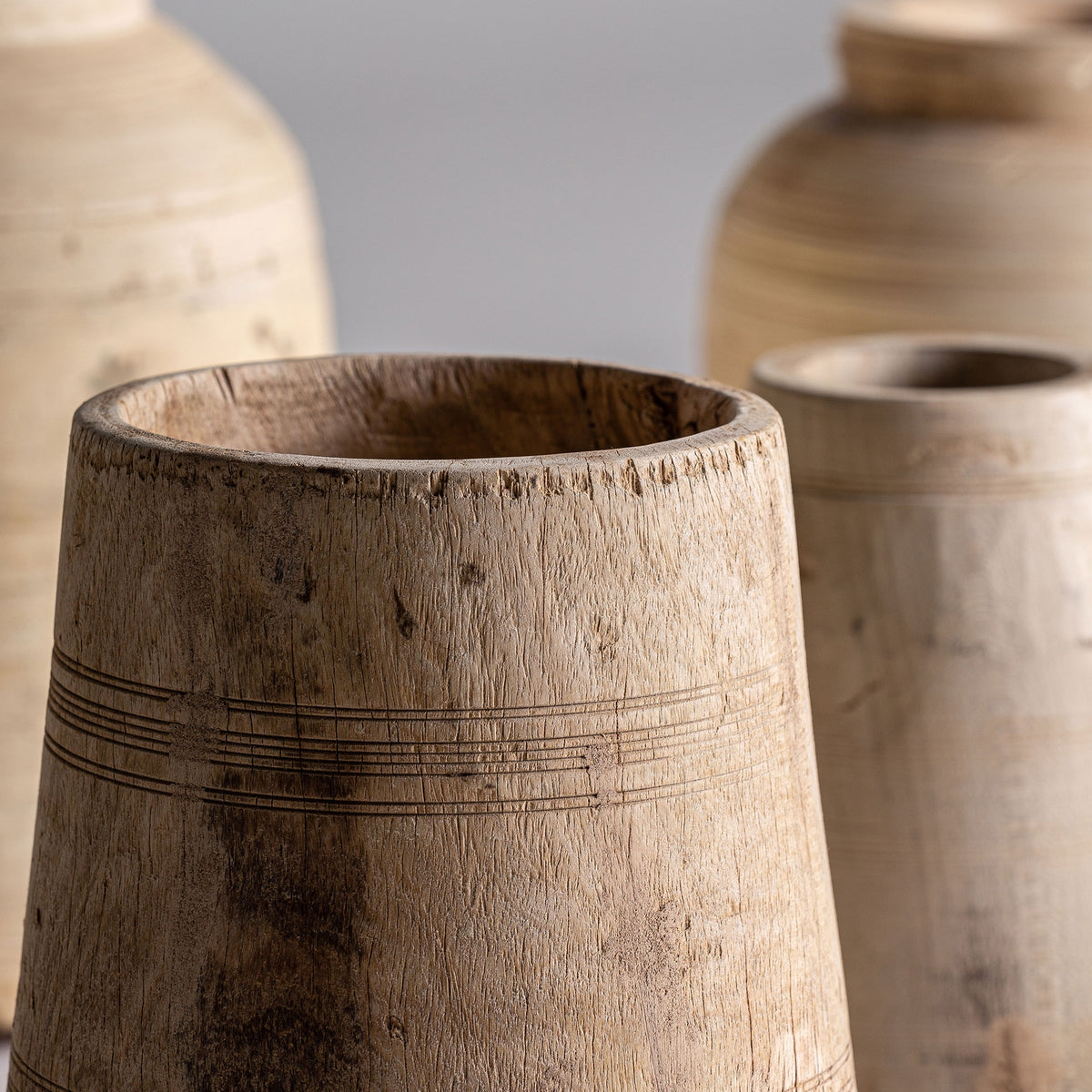 Jarrón Raynal — Madera suar marrón envejecido