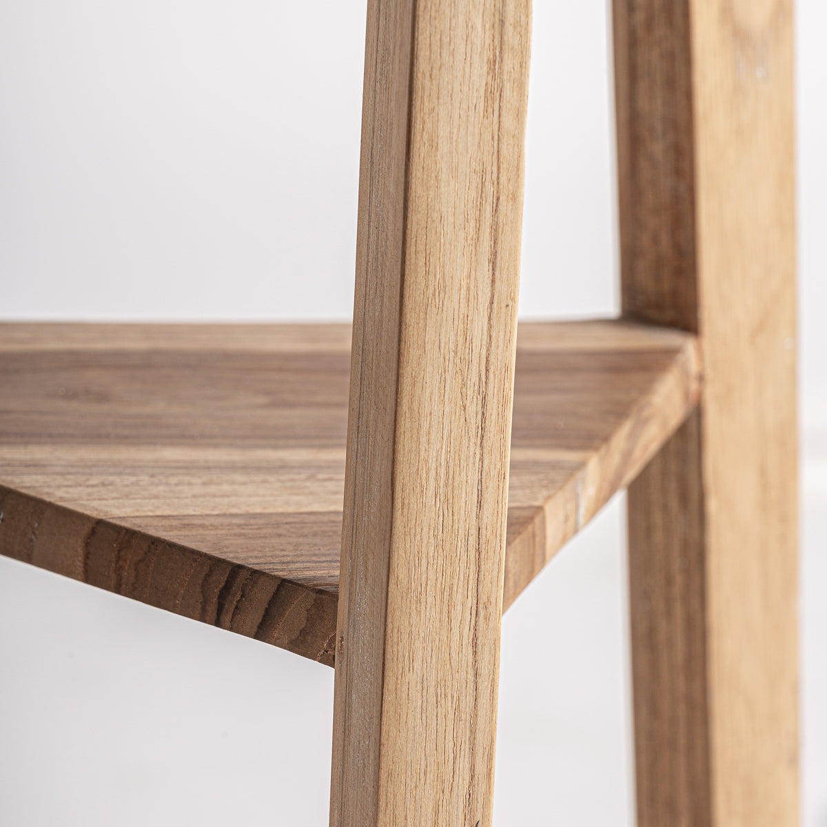 Lámpara de pie Varsha — Madera de teca marrón claro natural