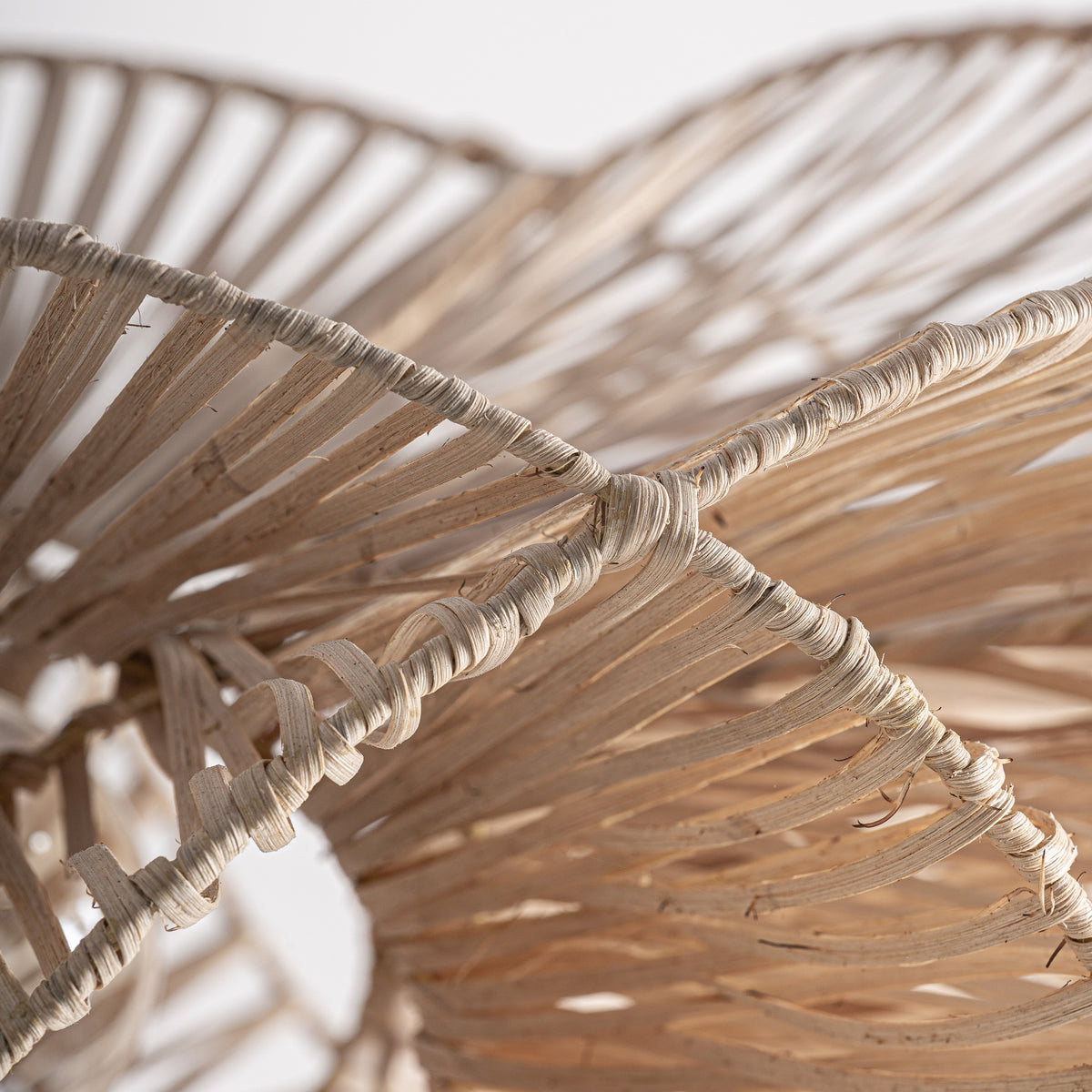Lámpara de pie Varsha — Madera de teca marrón claro natural