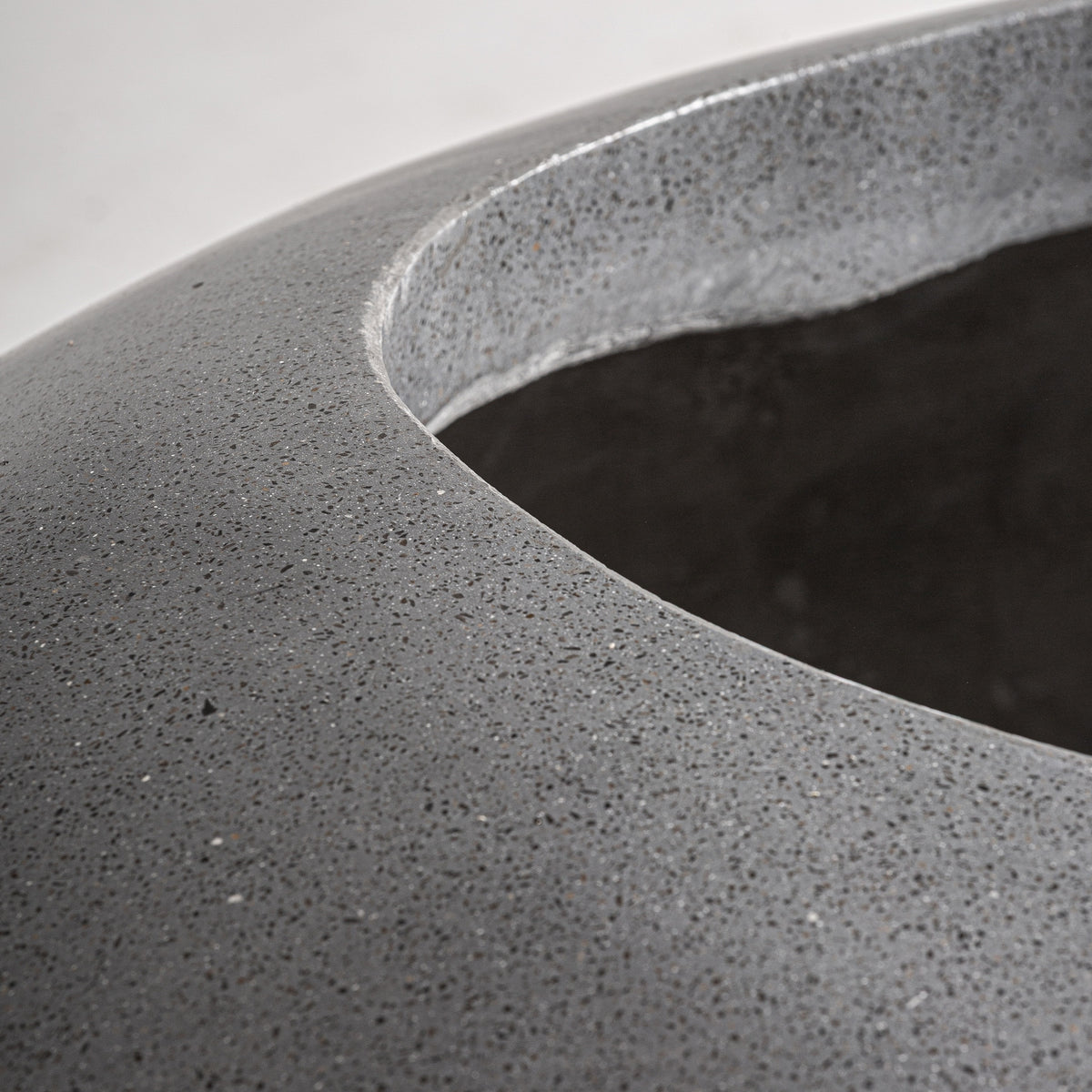 Macetero Biron — Terrazo gris brillo