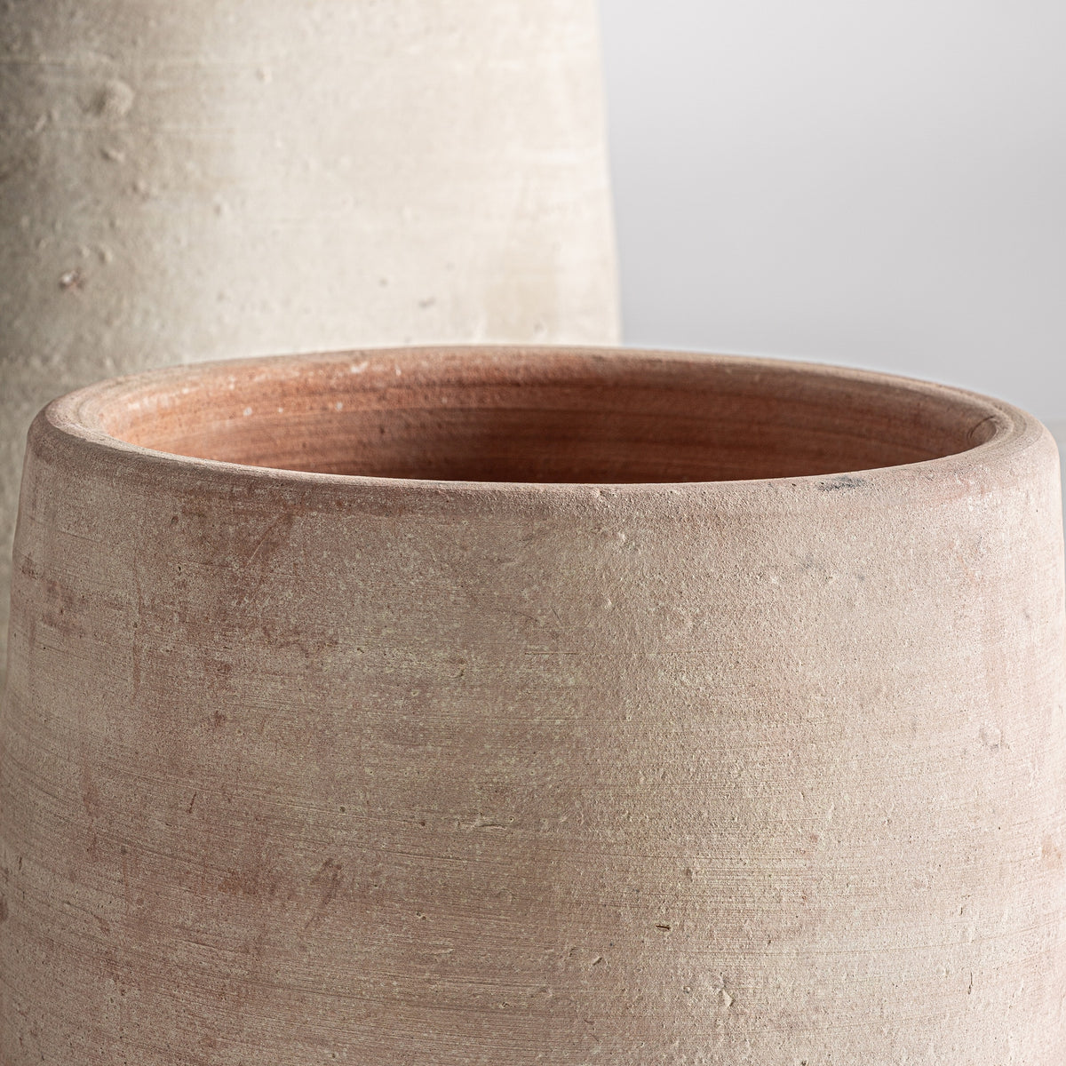 Macetero J/2 — Arcilla beige
