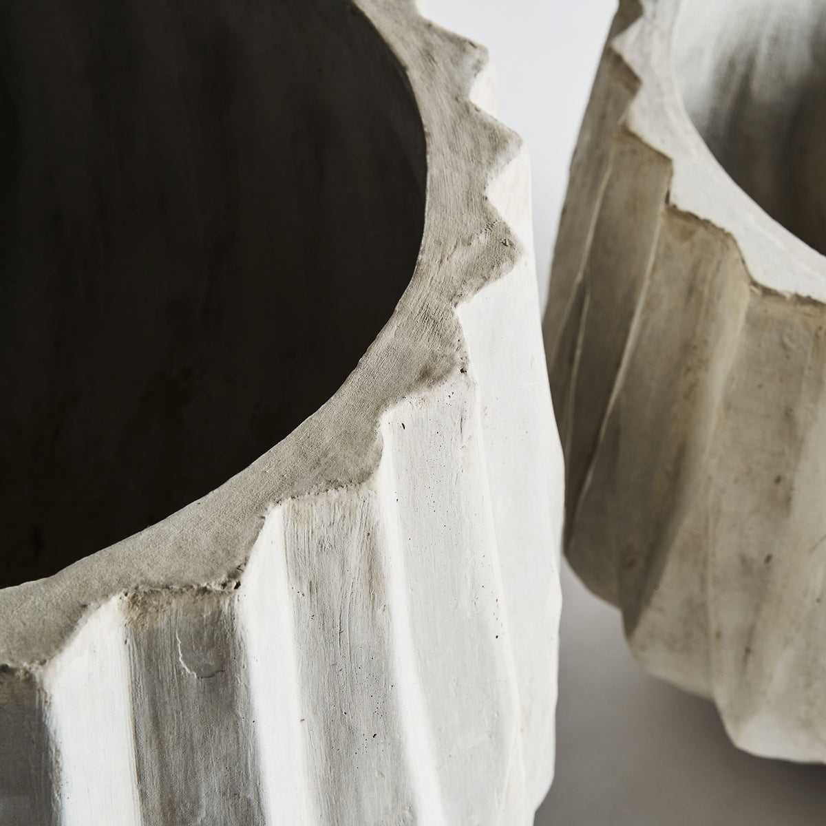 Macetero J/2 — Cerámica blanco