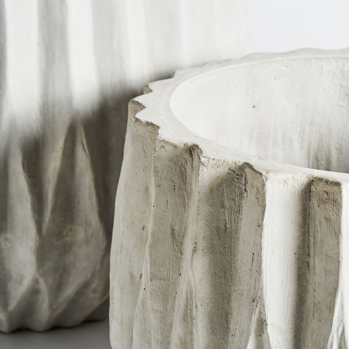 Macetero J/2 — Cerámica blanco
