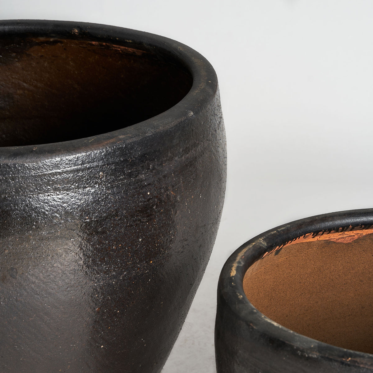 Macetero J/2 — Cerámica negro