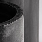 Macetero J/2 — Fibra de vidrio negro