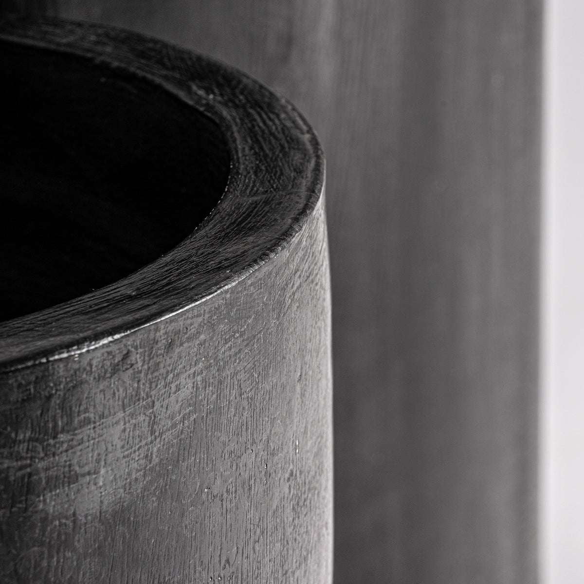 Macetero J/2 — Fibra de vidrio negro