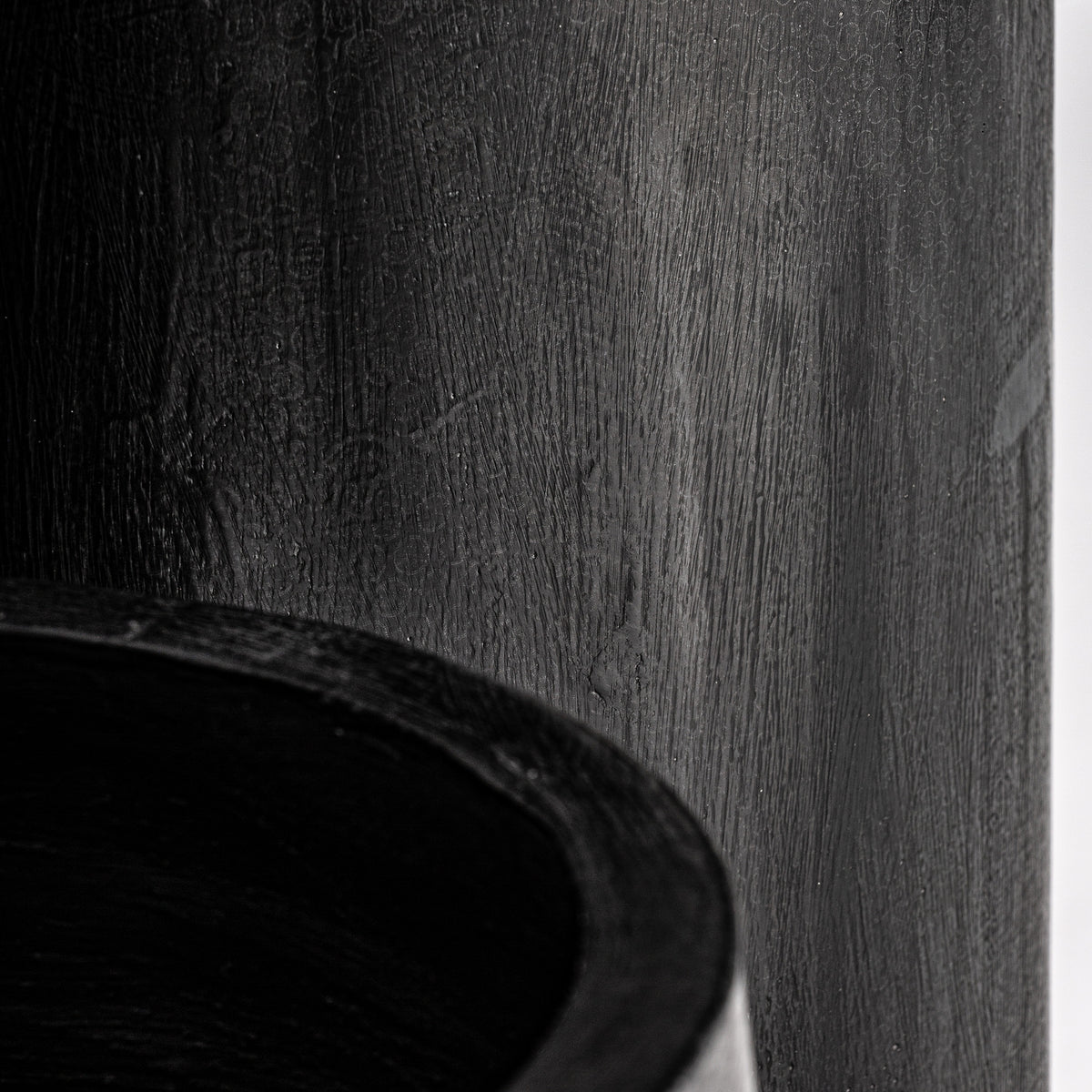 Macetero J/2 — Fibra de vidrio negro