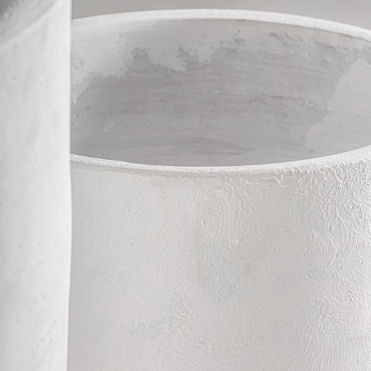 Macetero J/2 — Terracota blanco roto