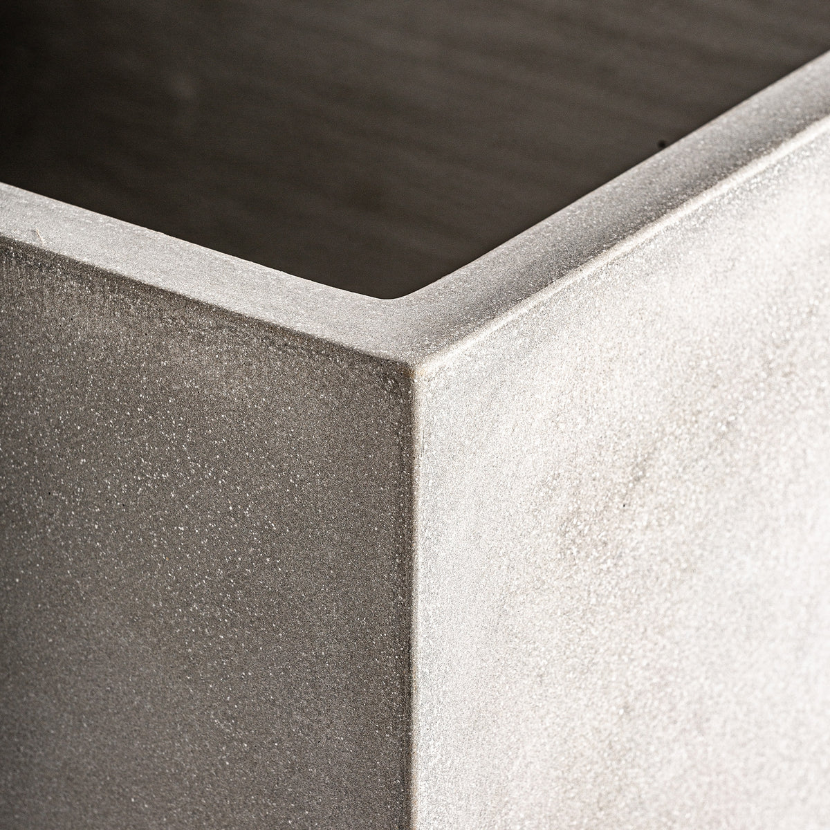 Macetero J/2 — Terracota gris