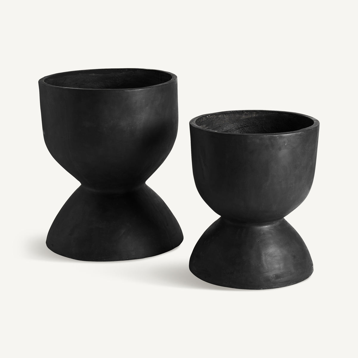 Macetero J/2 — Terracota negra
