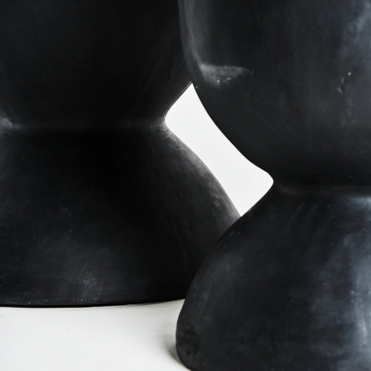 Macetero J/2 — Terracota negra