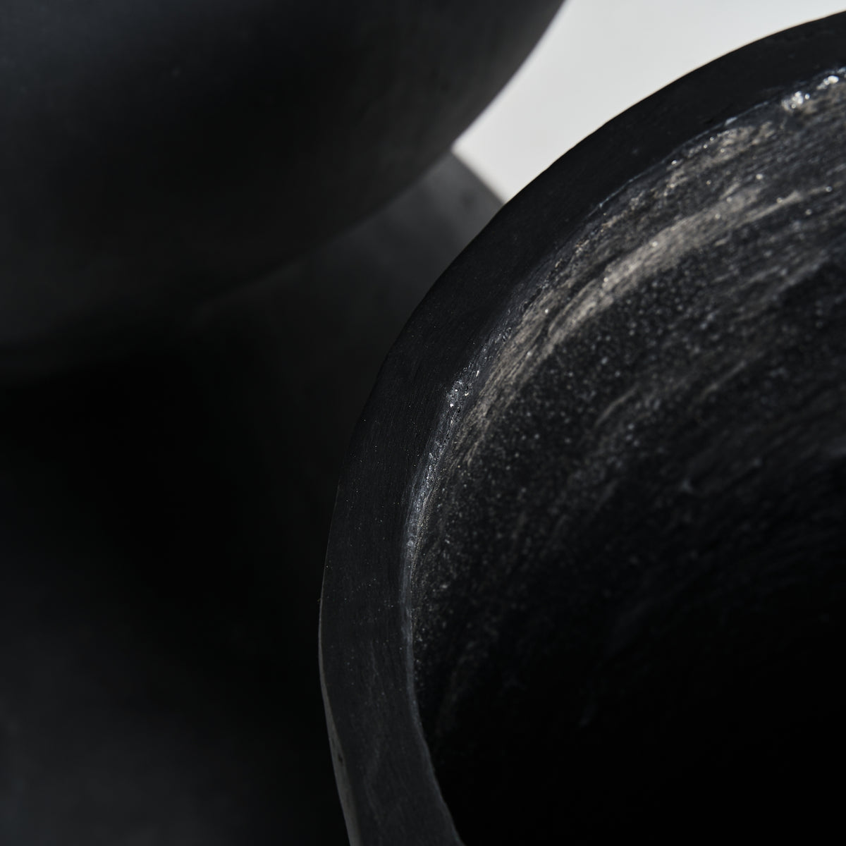 Macetero J/2 — Terracota negra