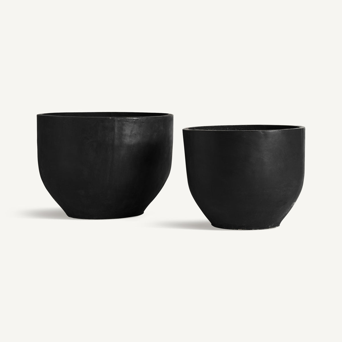 Macetero J/2 — Terracota negra