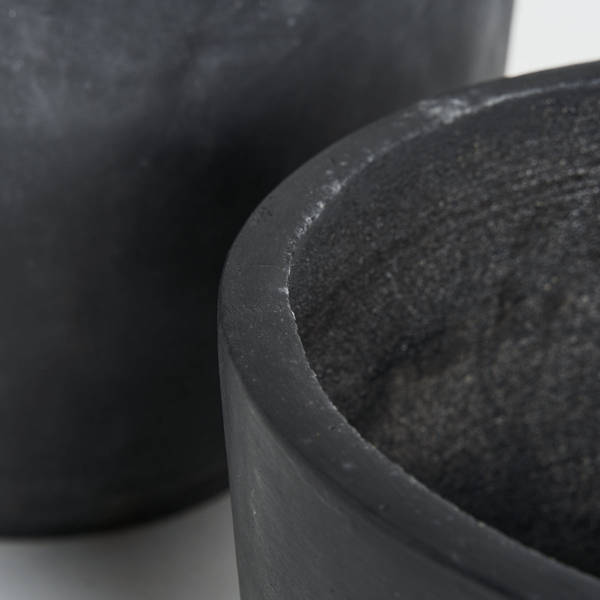 Macetero J/2 — Terracota negra