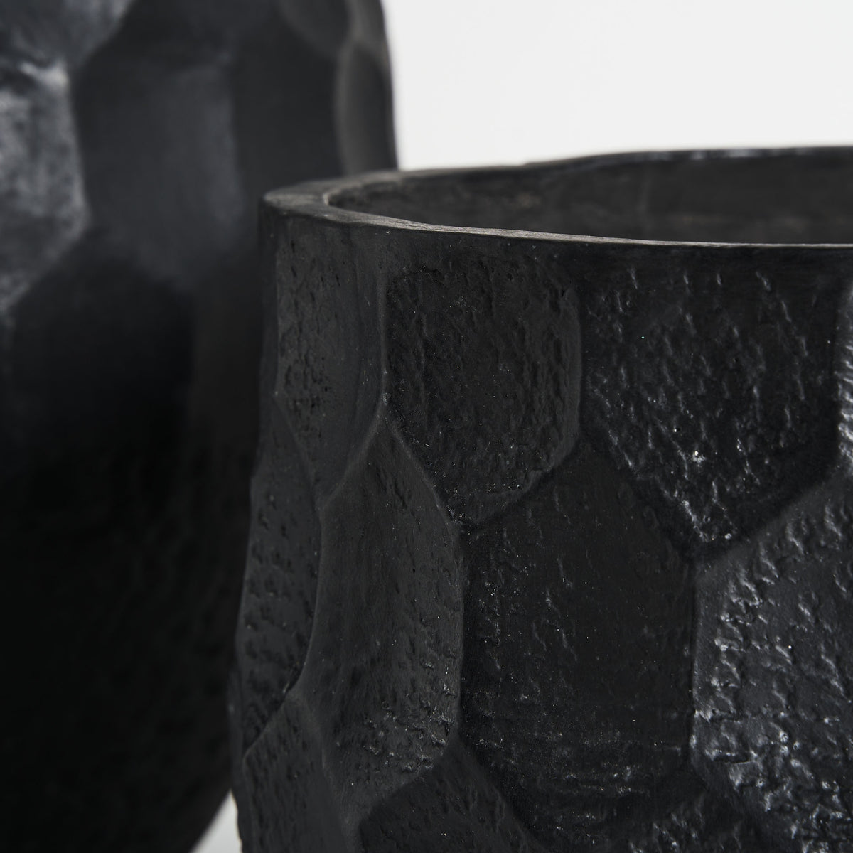 Macetero J/2 — Terracota negro