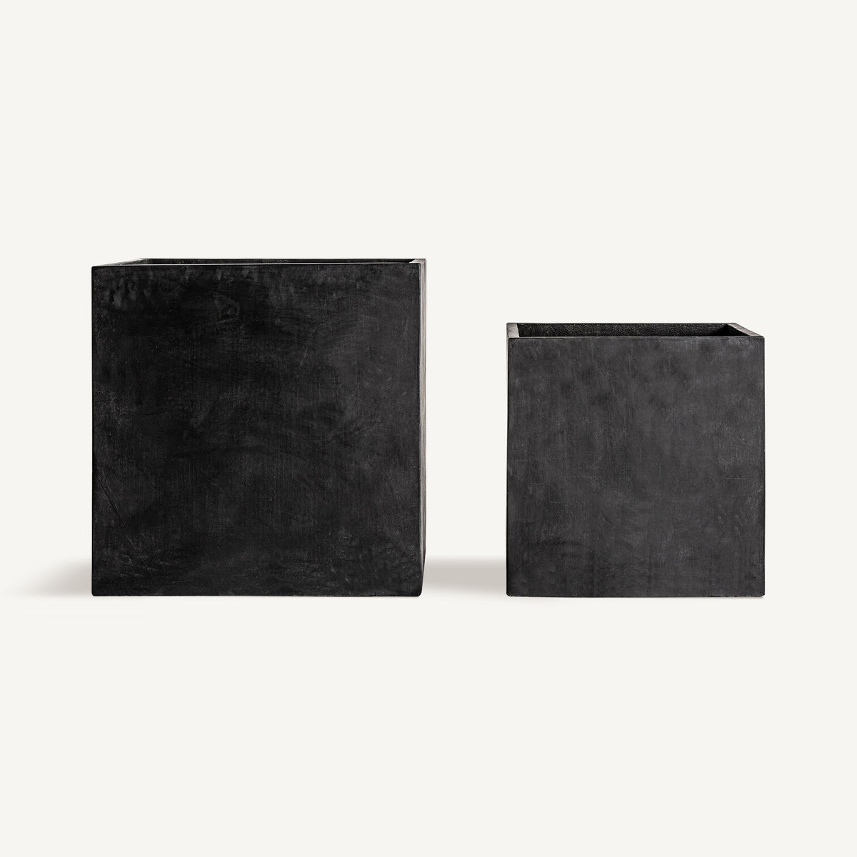 Macetero J/2 — Terracota negro