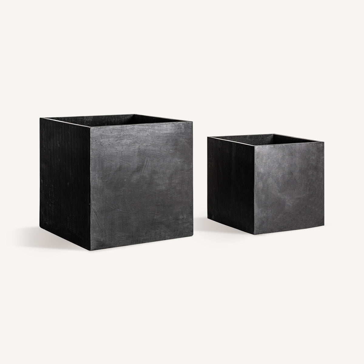 Macetero J/2 — Terracota negro
