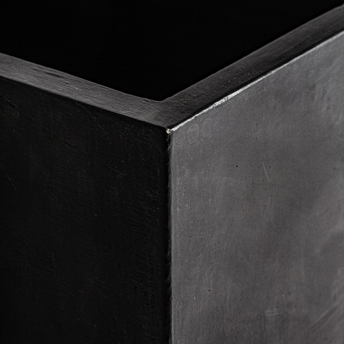 Macetero J/2 — Terracota negro