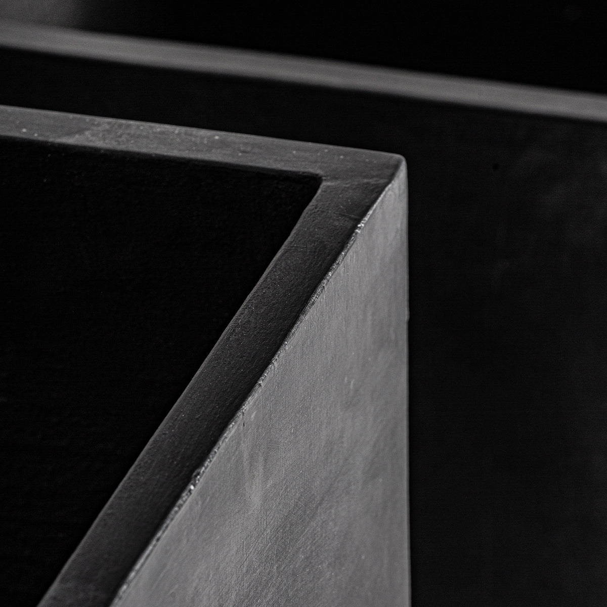 Macetero J/2 — Terracota negro