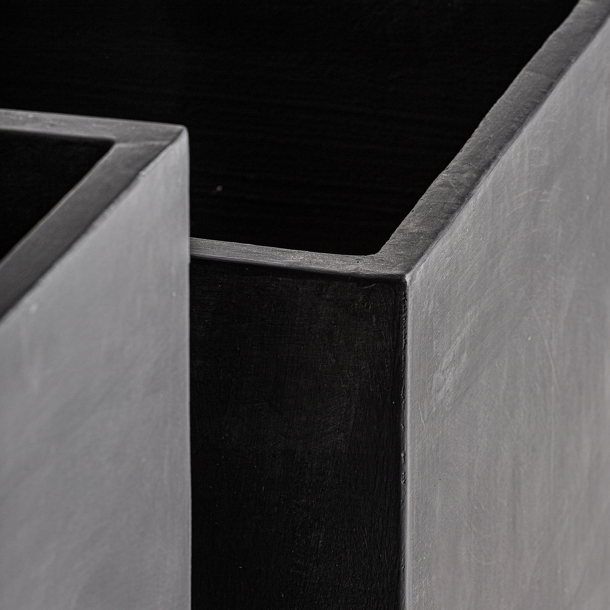 Macetero J/2 — Terracota negro