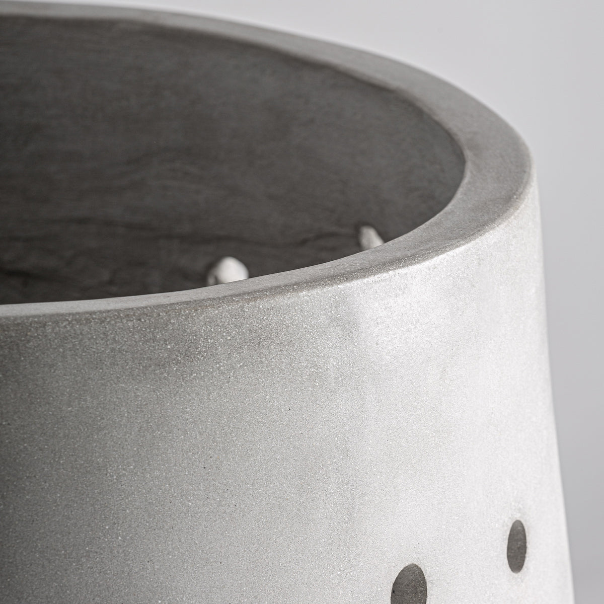Macetero J/3 — Cemento blanco roto