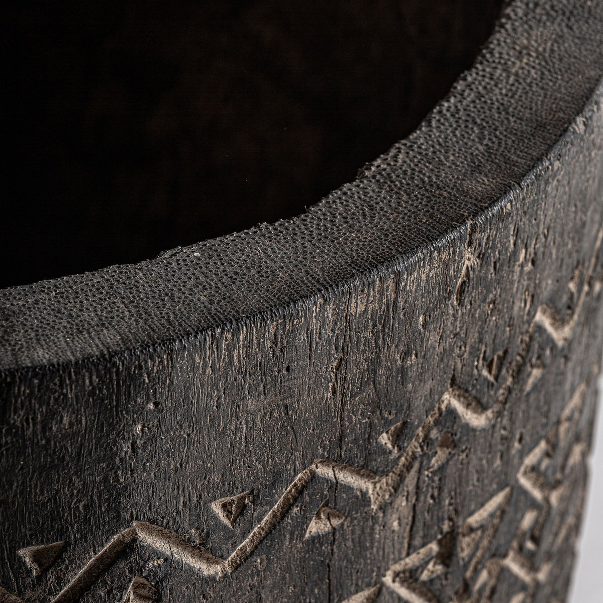 Macetero Nantua — Madera palma tonos en marrón tallado