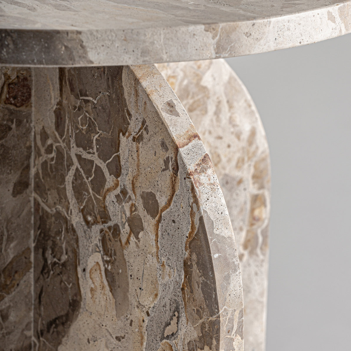Mesa auxiliar Alessano — Mármol beige satinado