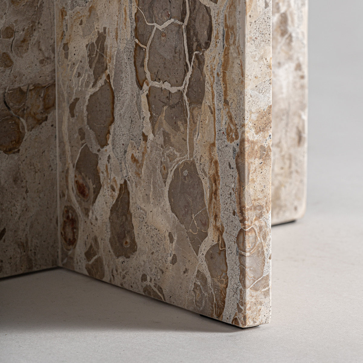 Mesa auxiliar Alessano — Mármol beige satinado