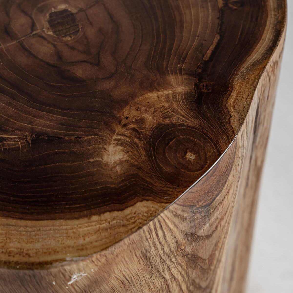Mesa auxiliar Bouira — Madera suar marrón natural