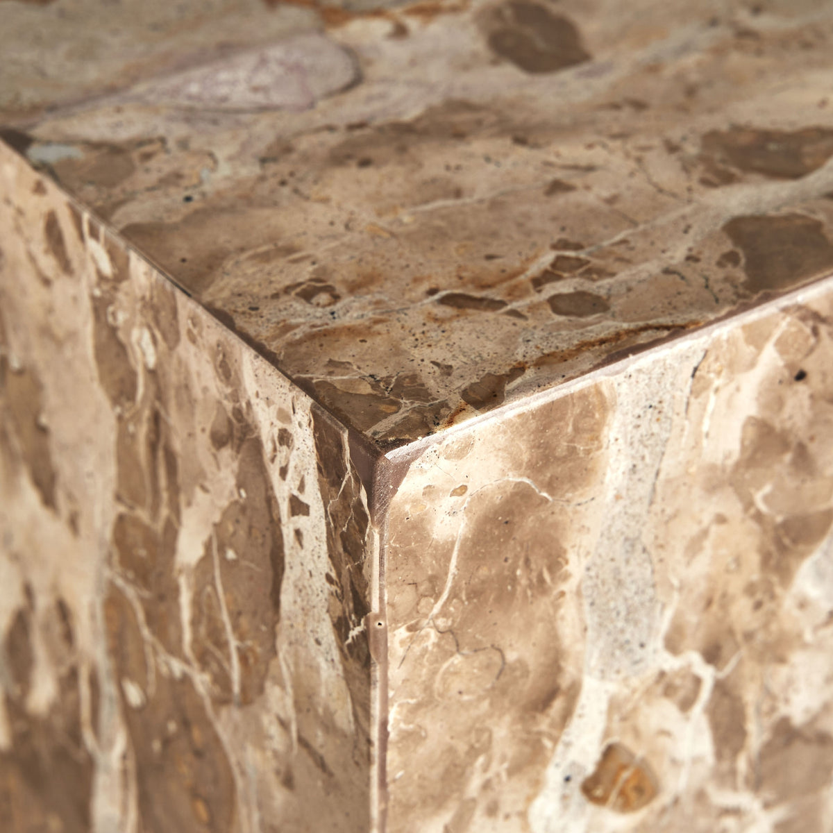Mesa auxiliar Grov — Mármol beige