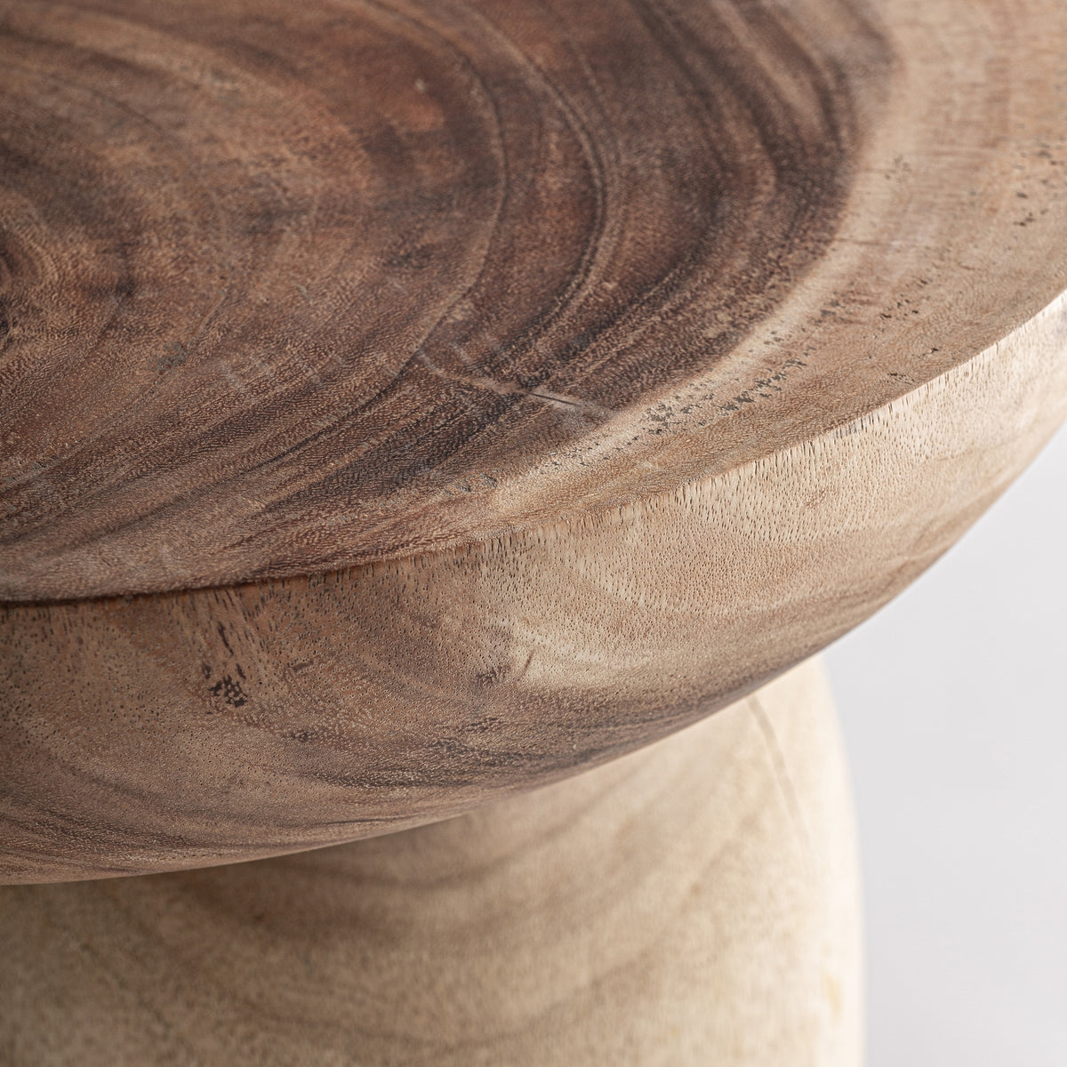 Mesa auxiliar Kalandi — Madera suar marrón