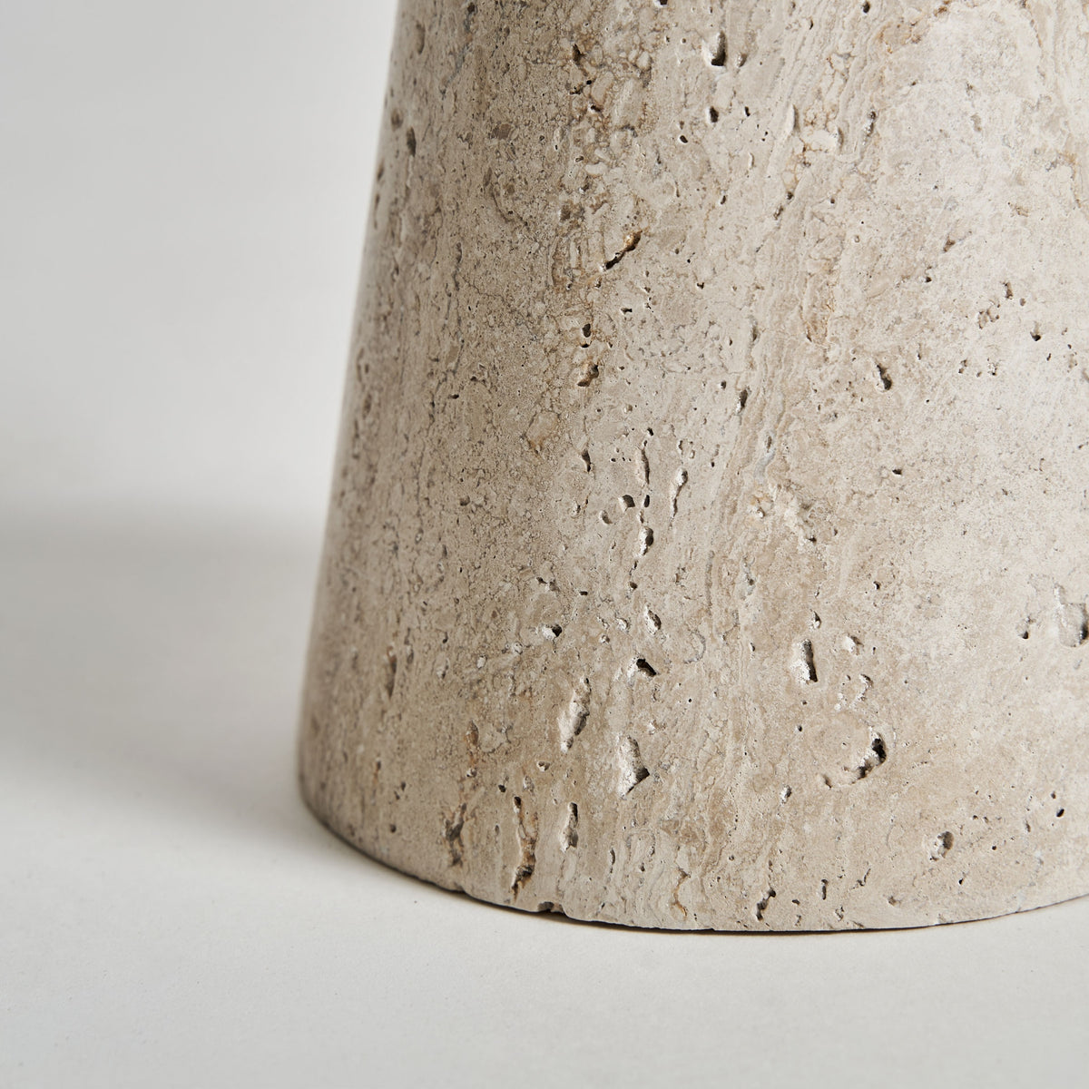 Mesa auxiliar Motrus — Travertino crema
