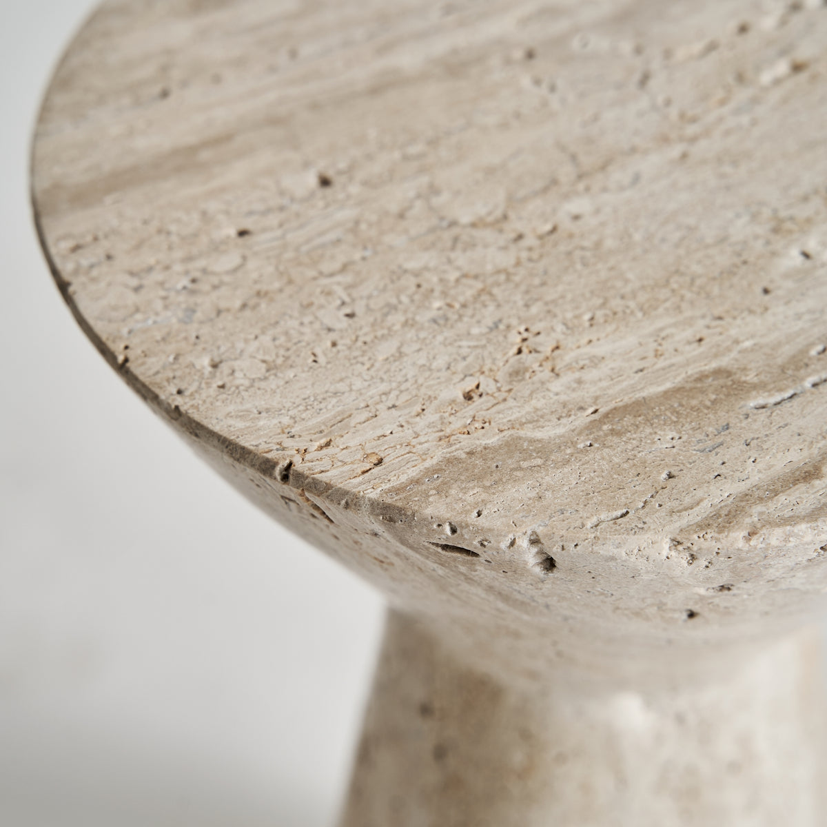 Mesa auxiliar Motrus — Travertino crema