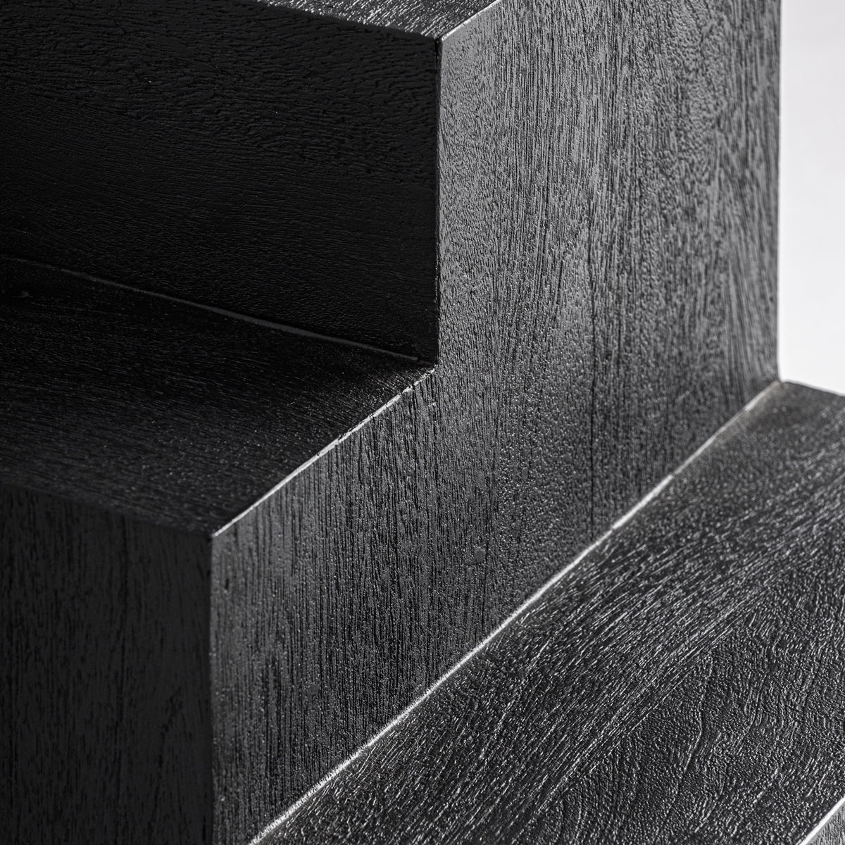 Mesa auxiliar Pètria — Madera de mango negro arenado