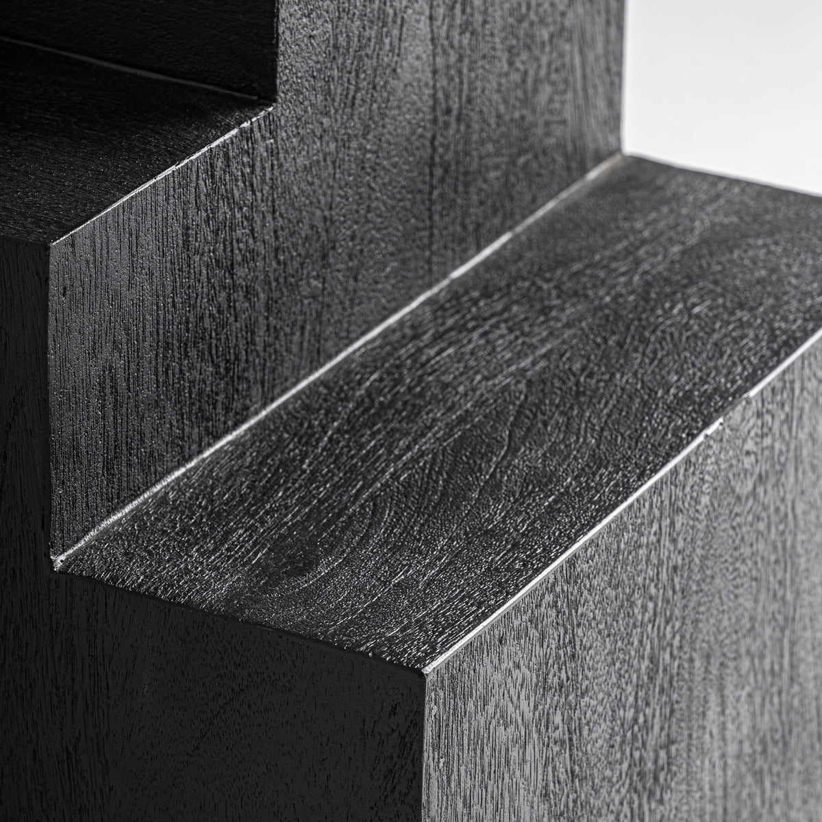 Mesa auxiliar Pètria — Madera de mango negro arenado