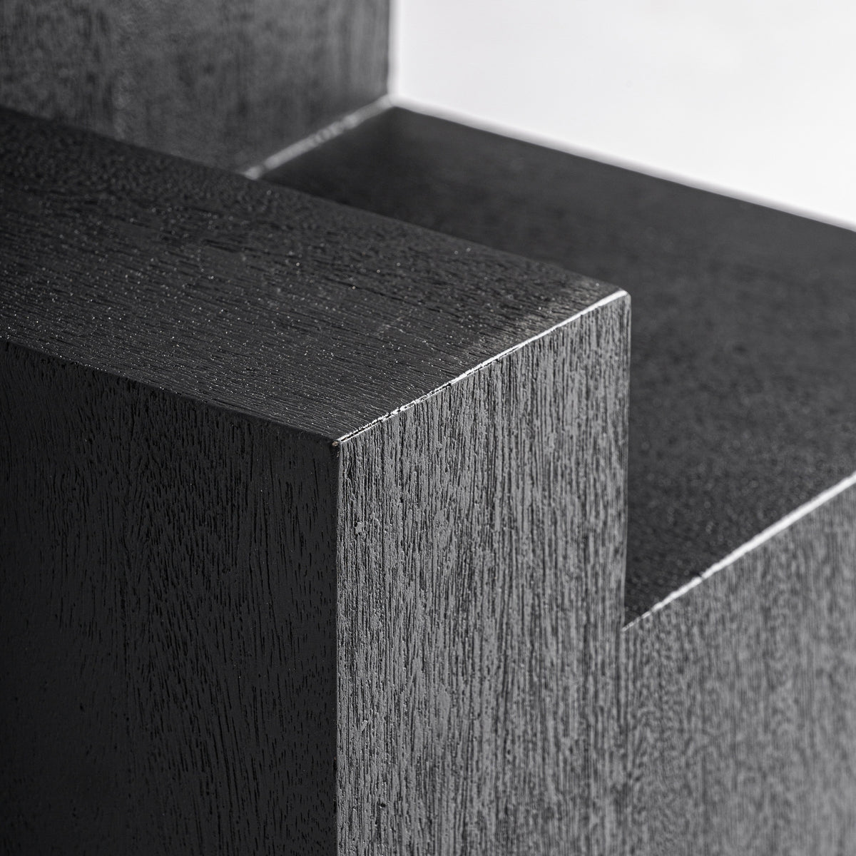 Mesa auxiliar Pètria — Madera de mango negro arenado