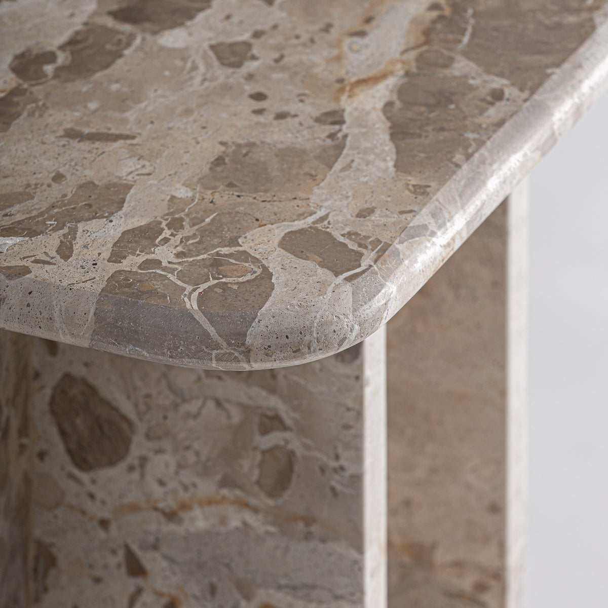 Mesa auxiliar Swalmen — Mármol beige