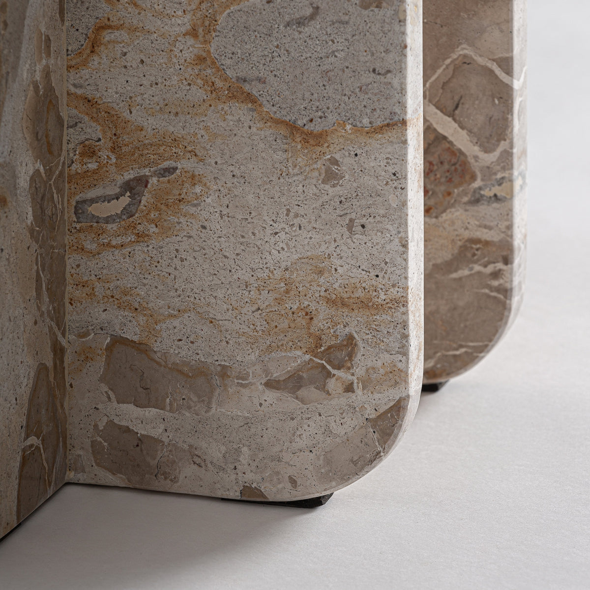 Mesa auxiliar Swalmen — Mármol beige