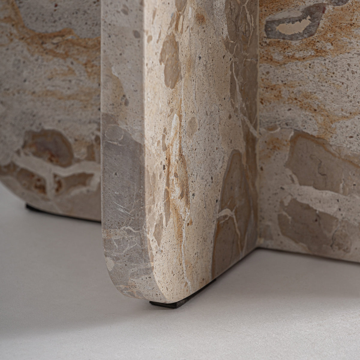 Mesa auxiliar Swalmen — Mármol beige