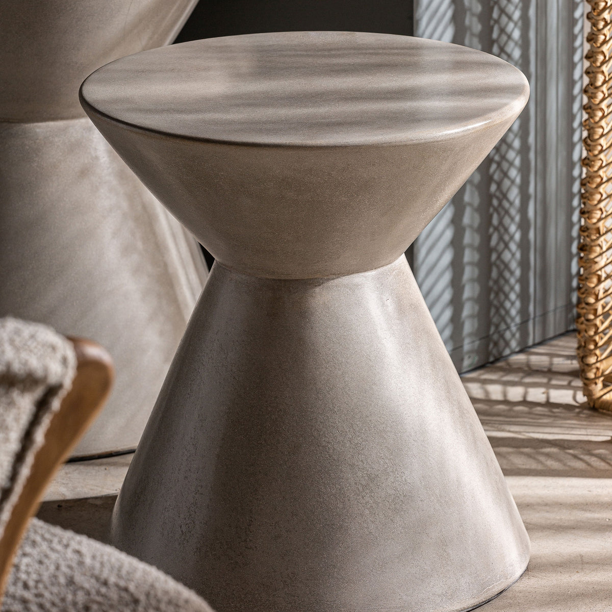 Mesa auxiliar Telfs — Cemento gris