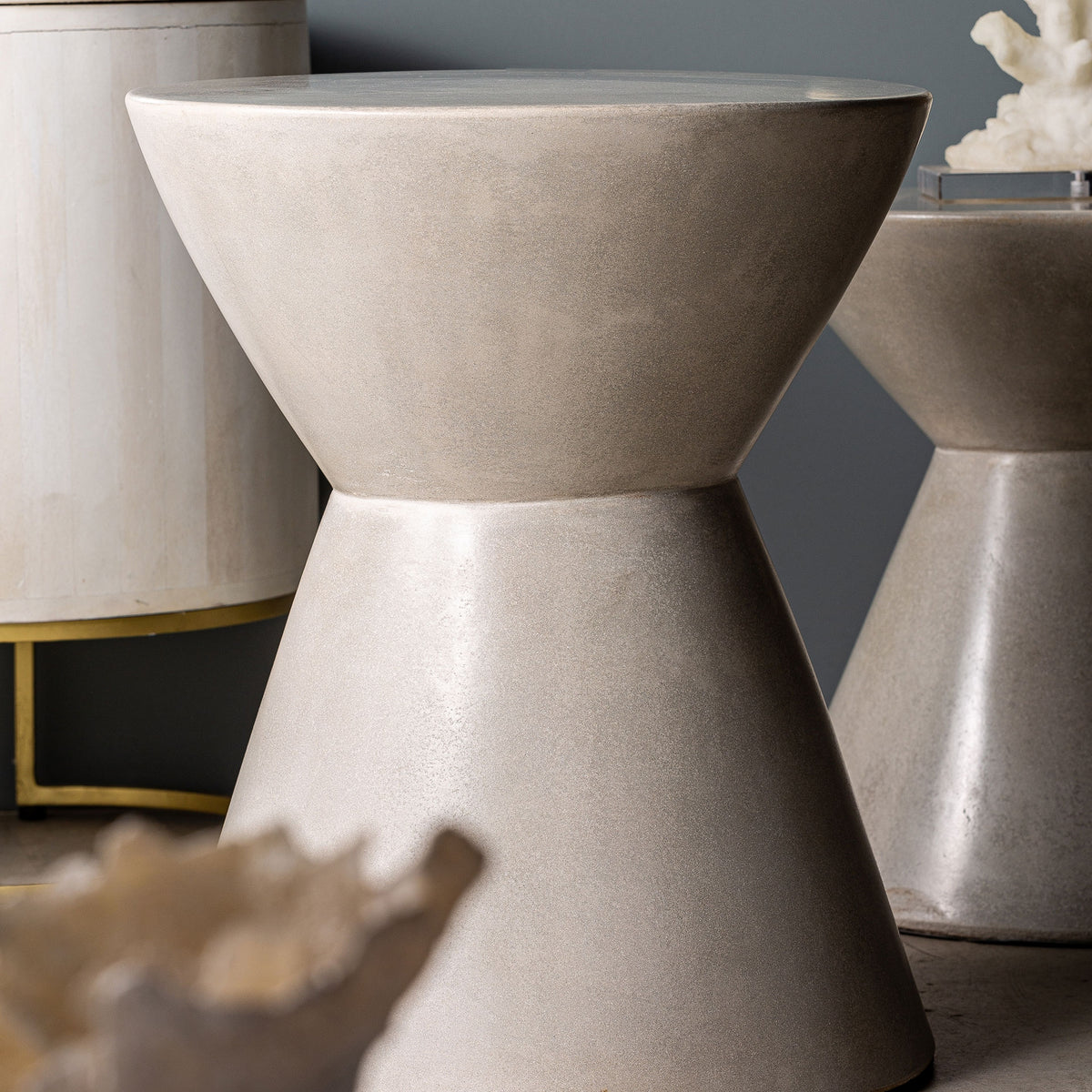 Mesa auxiliar Telfs — Cemento gris