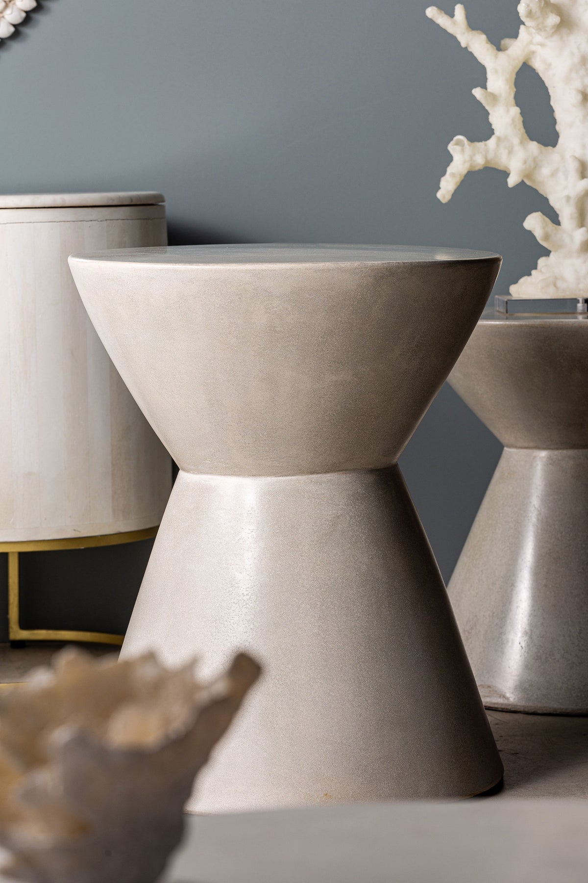 Mesa auxiliar Telfs — Cemento gris