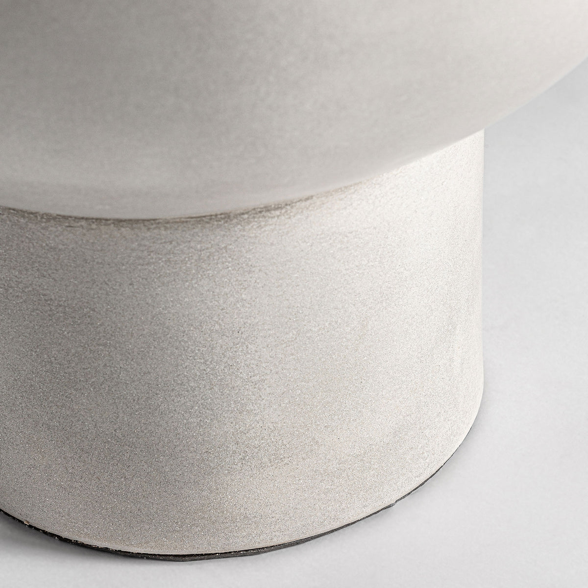 Mesa auxiliar Telfs — Cemento gris
