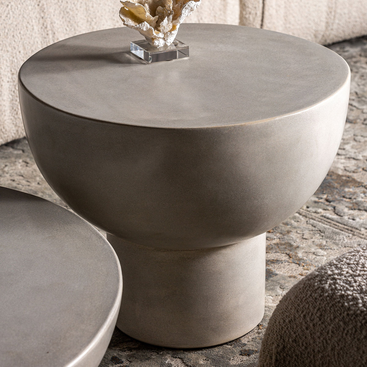Mesa auxiliar Telfs — Cemento gris