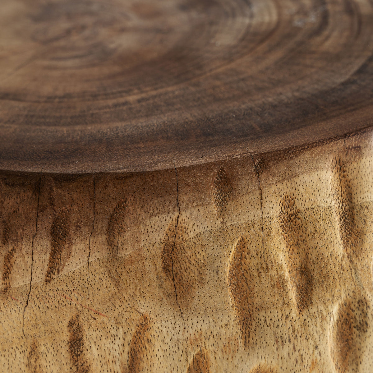 Mesa de centro Gairo — Madera suar tonos en marrón tallado