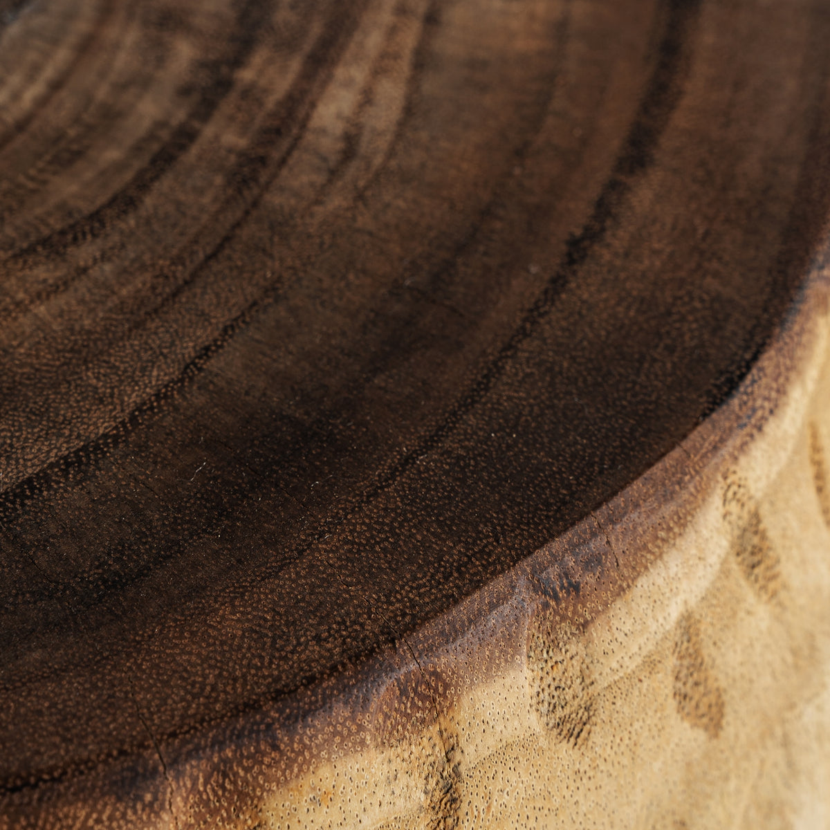 Mesa de centro Gairo — Madera suar tonos en marrón tallado