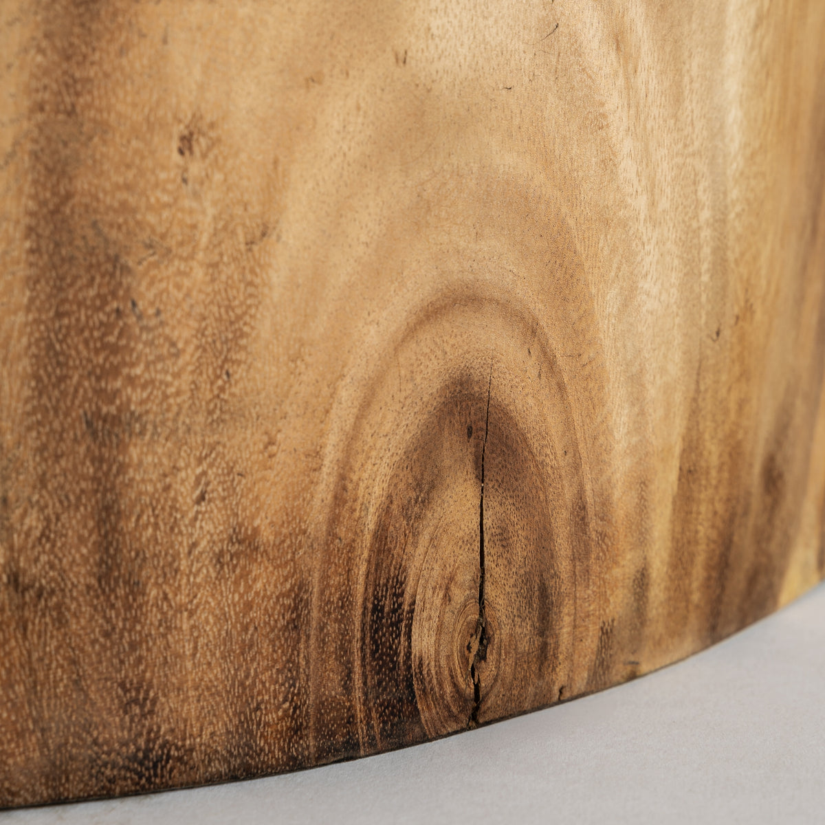 Mesa de centro Kondoa — Madera suar tonos en marrón tallado