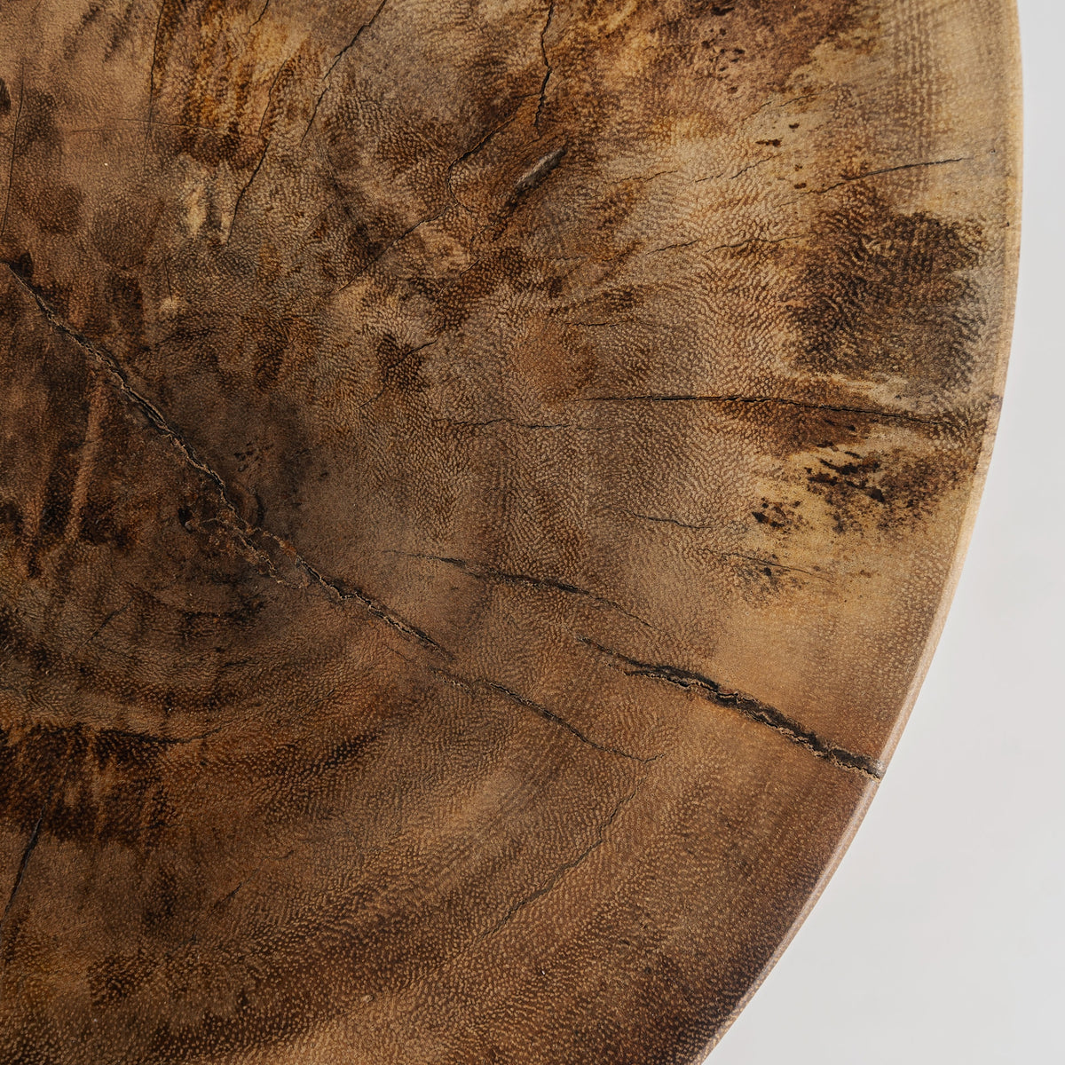 Mesa de centro Kondoa — Madera suar tonos en marrón tallado