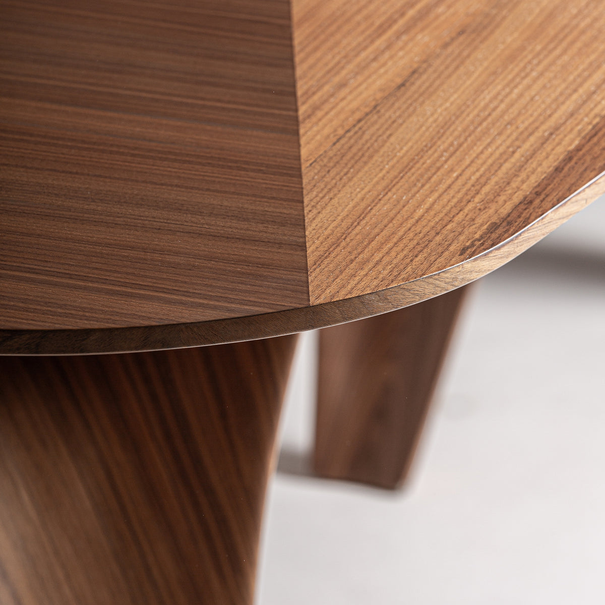 Mesa de comedor Bilzen — Chapa de nogal marrón natural