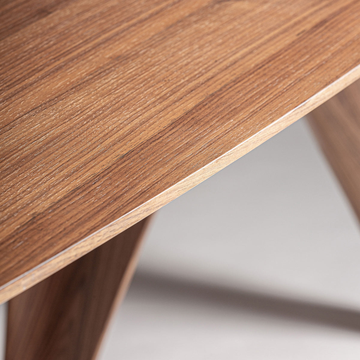 Mesa de comedor Bilzen — Chapa de nogal marrón natural